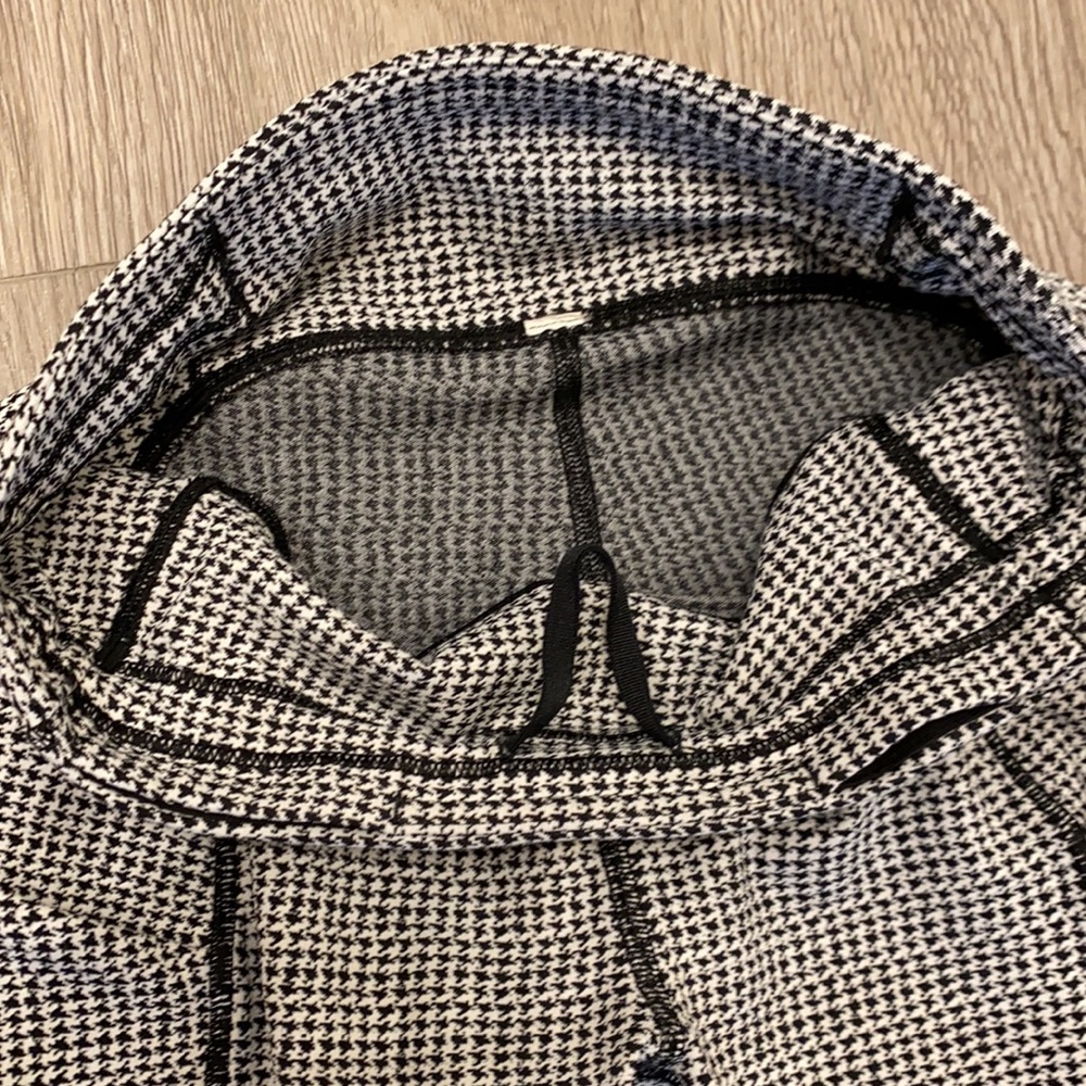 Lululemon Size 4 Speed Up Tight 28 Teeny Tooth Black White - Picture 3 of 9